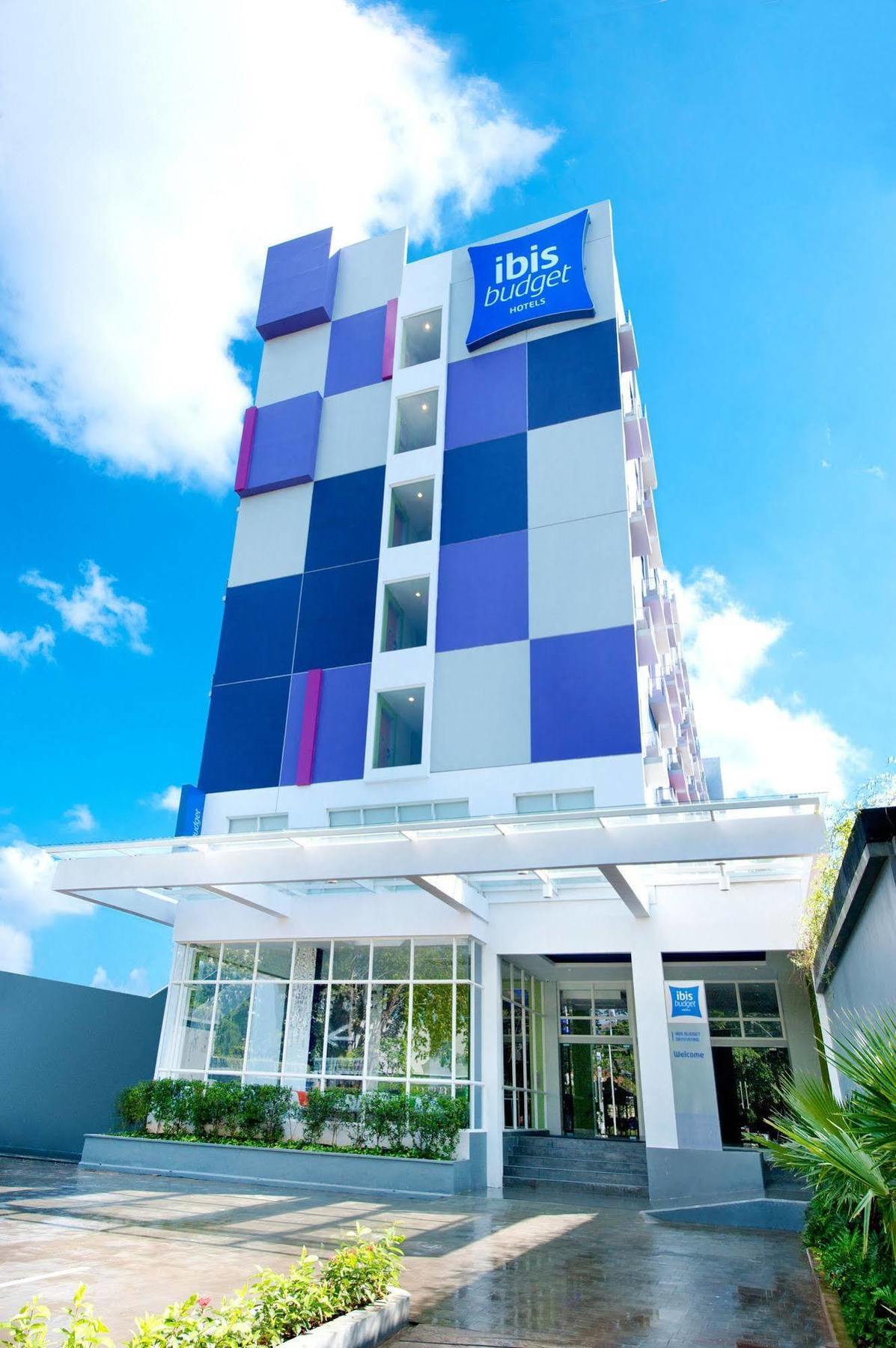 Ibis Budget Semarang Tendean Exterior foto